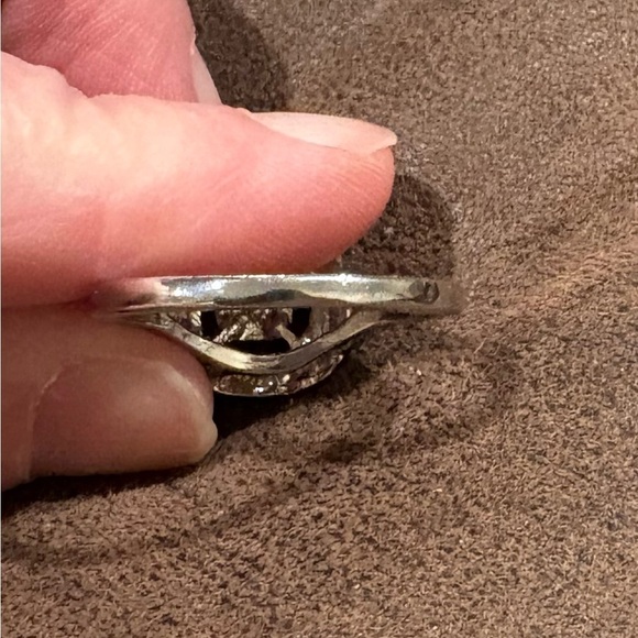 Fashion Ring in silver tone never worn Women’s size 9 - Picture 4 of 7